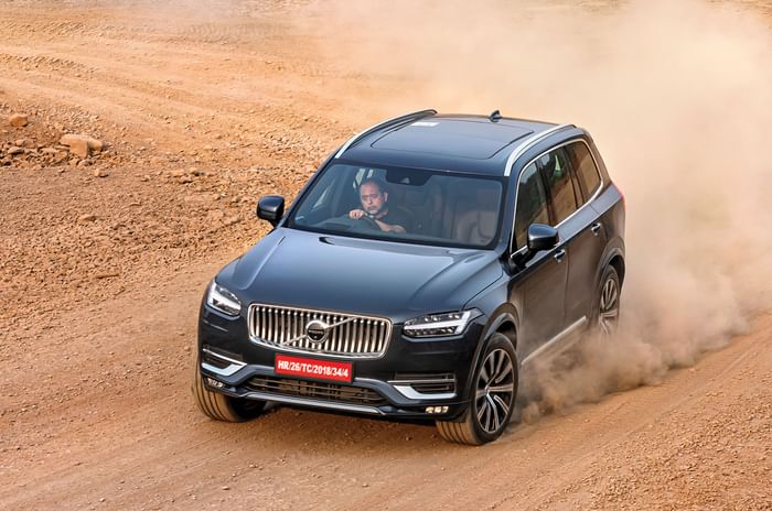 2022 Volvo XC90 B6 review, test drive Volvo XC90 B6 top front quarter